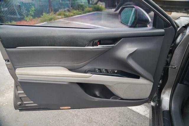 
								2020 Toyota Camry LE Sedan 4D full									