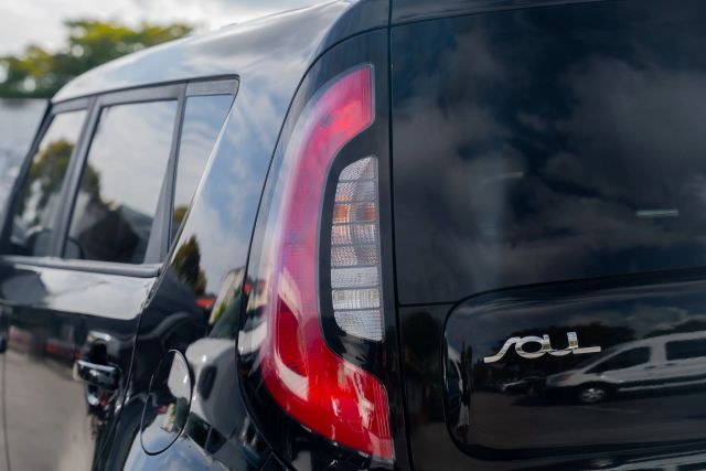 
								2017 Kia Soul Wagon 4D full									