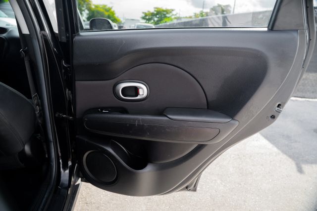 
								2017 Kia Soul Wagon 4D full									