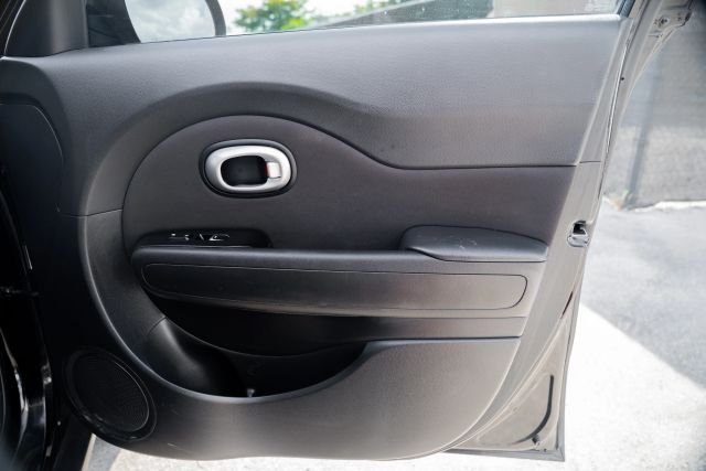 
								2017 Kia Soul Wagon 4D full									