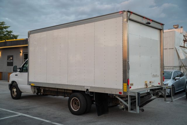 
								2021 Ford E350 Super Duty Cutaway Cutaway Van 2D full									