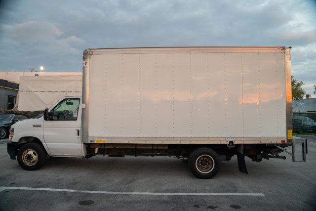 
								2021 Ford E350 Super Duty Cutaway Cutaway Van 2D full									