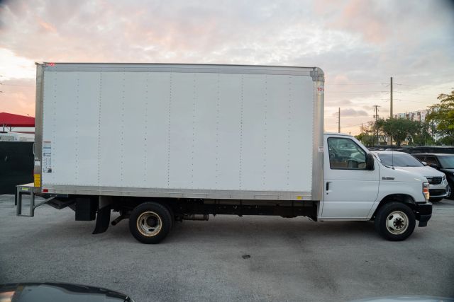 
								2021 Ford E350 Super Duty Cutaway Cutaway Van 2D full									