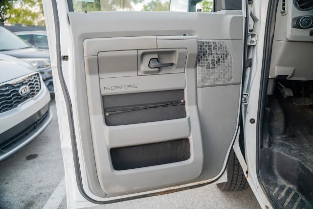 
								2021 Ford E350 Super Duty Cutaway Cutaway Van 2D full									