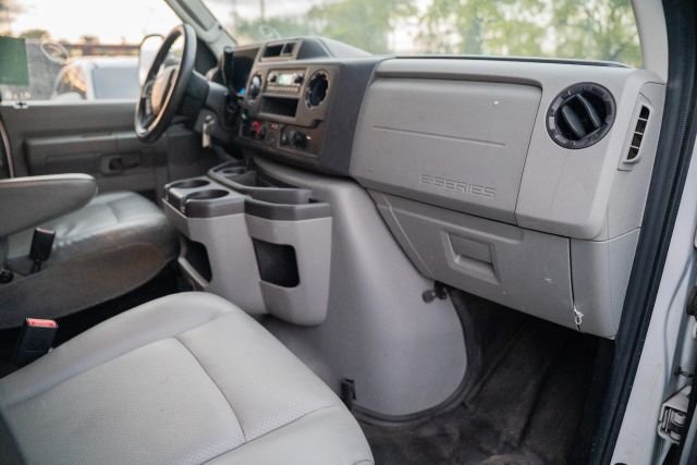 
								2021 Ford E350 Super Duty Cutaway Cutaway Van 2D full									