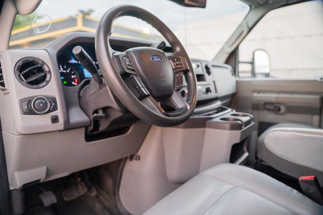 
								2021 Ford E350 Super Duty Cutaway Cutaway Van 2D full									