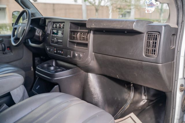 
								2018 GMC Savana 2500 Cargo Extended Van 3D full									