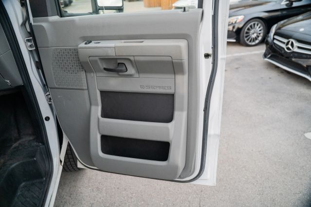 
								2021 Ford E350 Super Duty Cutaway Cutaway Van 2D full									