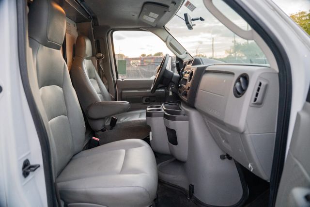 
								2021 Ford E350 Super Duty Cutaway Cutaway Van 2D full									