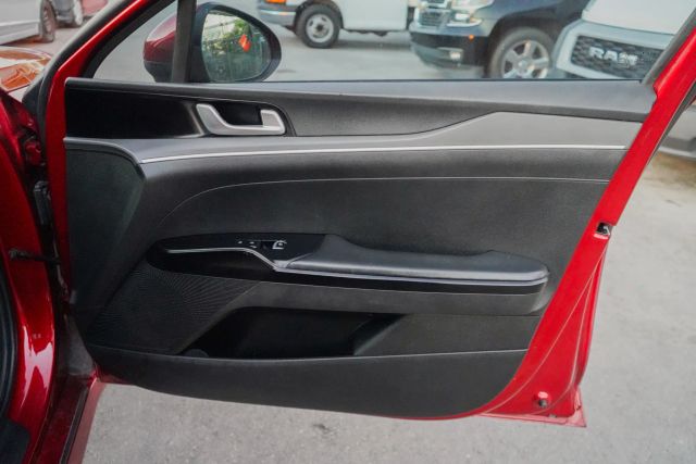 
								2022 Kia K5 LXS Sedan 4D full									