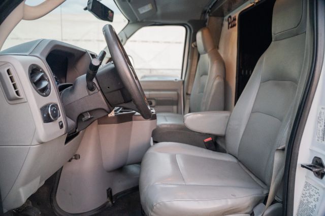 
								2021 Ford E350 Super Duty Cutaway Cutaway Van 2D full									