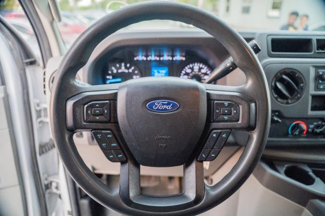 
								2021 Ford E350 Super Duty Cutaway Cutaway Van 2D full									