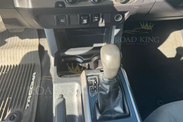 
								2019 Toyota Tacoma Double Cab SR5 Pickup 4D 5 ft full									