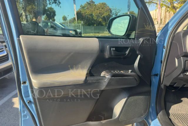 
								2019 Toyota Tacoma Double Cab SR5 Pickup 4D 5 ft full									