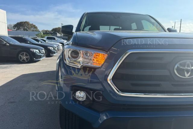 
								2019 Toyota Tacoma Double Cab SR5 Pickup 4D 5 ft full									