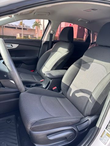 
								2023 Kia Forte LXS Sedan 4D full									
