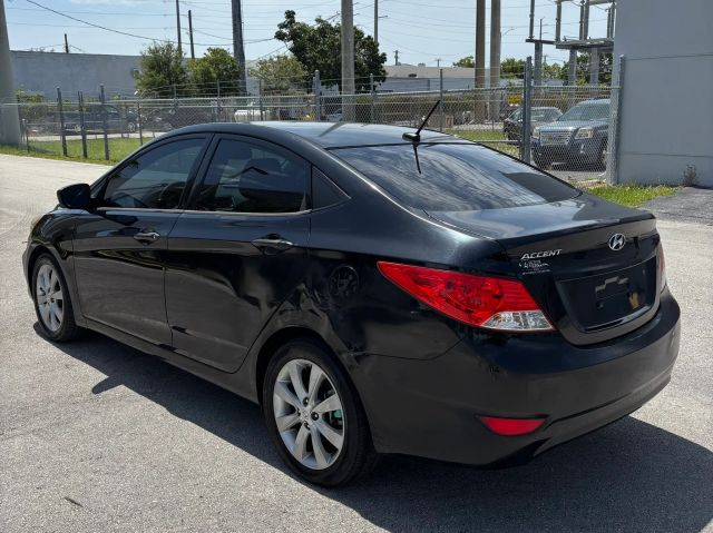 
								2013 Hyundai Accent GLS Sedan 4D full									