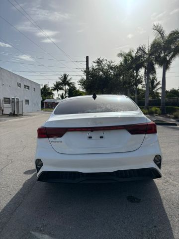 
								2023 Kia Forte LXS Sedan 4D full									