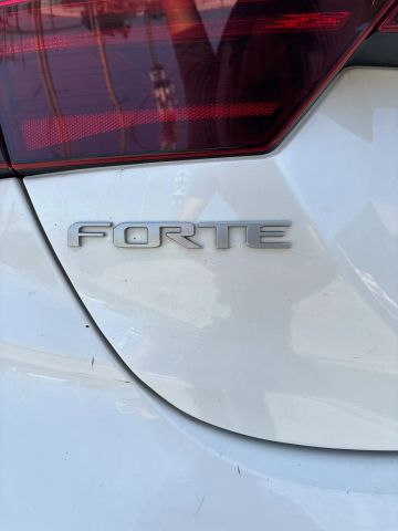 
								2023 Kia Forte LXS Sedan 4D full									