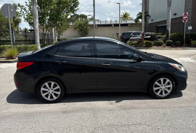 
								2013 Hyundai Accent GLS Sedan 4D full									