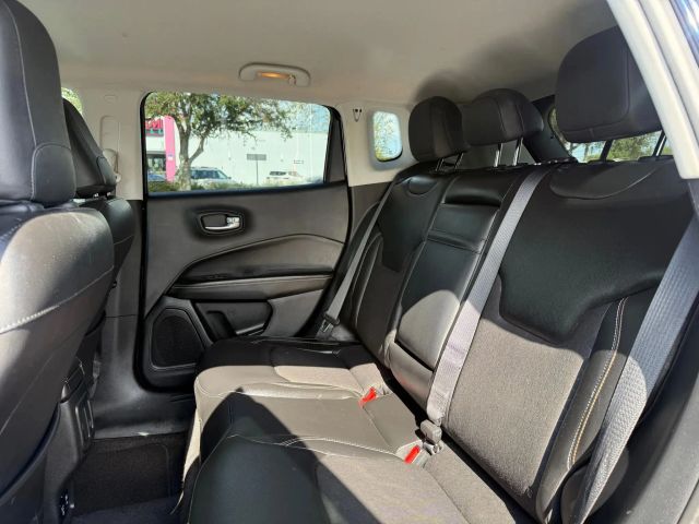 
								2018 Jeep Compass Latitude Sport Utility 4D full									