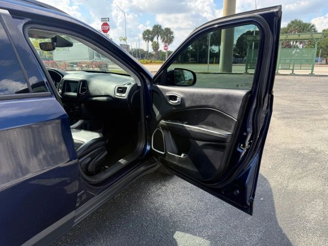 
								2018 Jeep Compass Latitude Sport Utility 4D full									