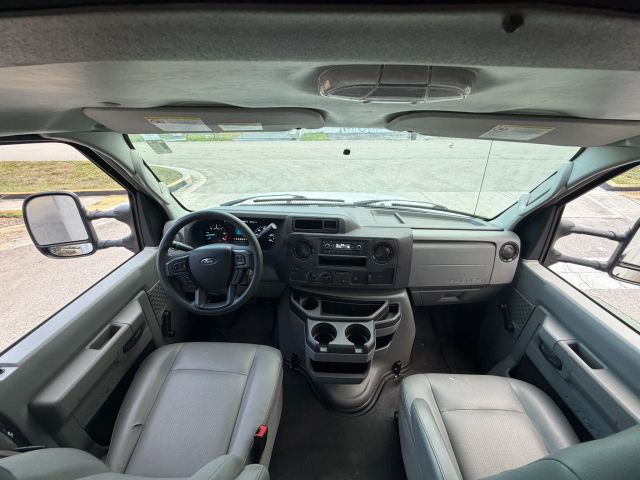 
								2021 Ford E350 Super Duty Cutaway Cutaway Van 2D full									