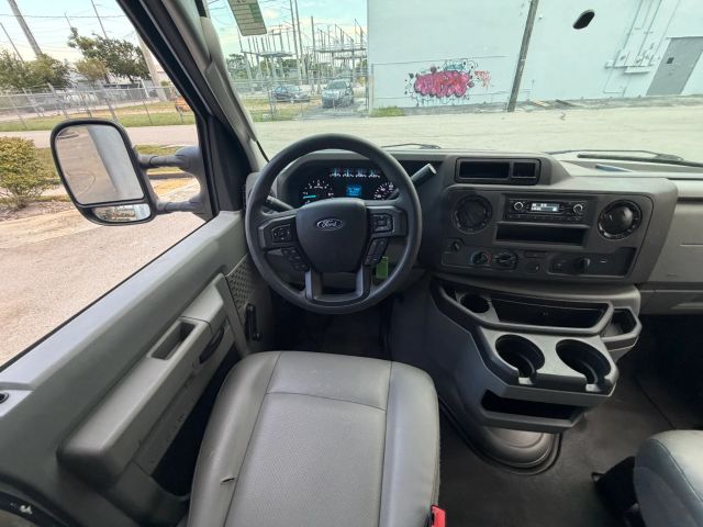 
								2021 Ford E350 Super Duty Cutaway Cutaway Van 2D full									