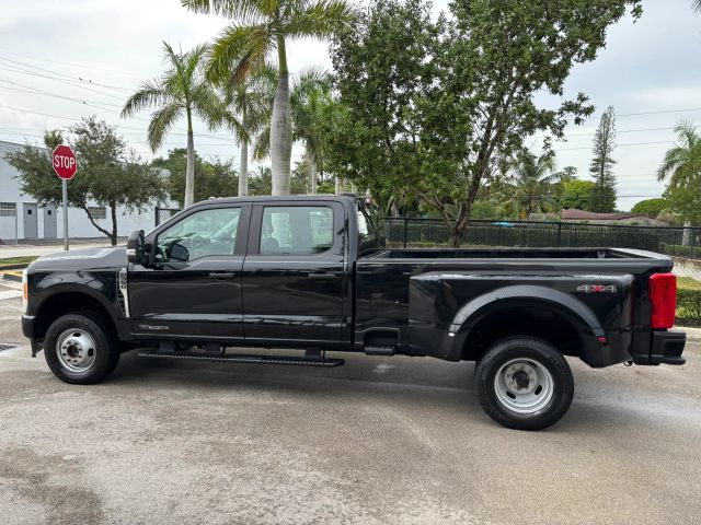 
								2023 Ford F350 Super Duty Crew Cab XL Pickup 4D 8 ft full									
