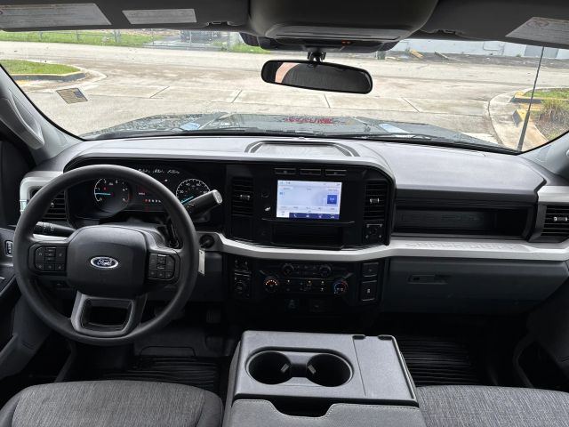 
								2023 Ford F350 Super Duty Crew Cab XL Pickup 4D 8 ft full									
