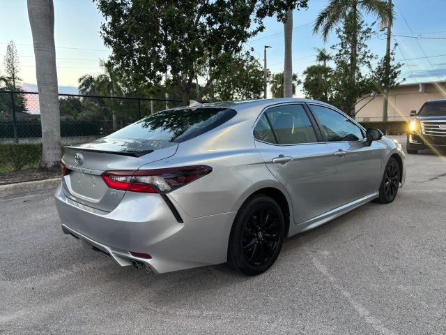 
								2021 Toyota Camry SE Sedan 4D full									