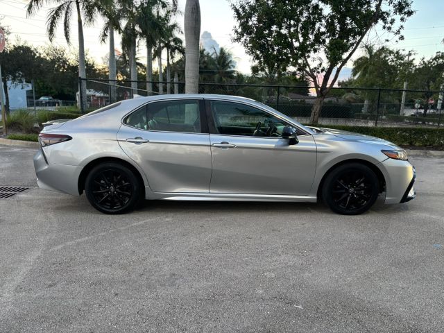 
								2021 Toyota Camry SE Sedan 4D full									