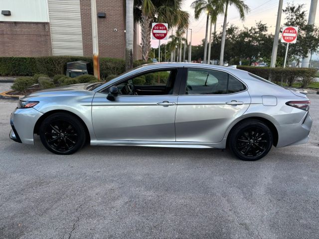 
								2021 Toyota Camry SE Sedan 4D full									