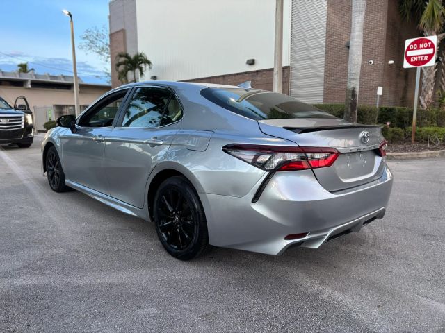 
								2021 Toyota Camry SE Sedan 4D full									